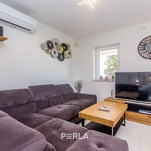 Guest house House Mirabelle With Pool, Nerezine